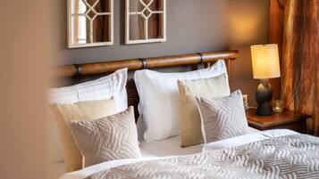 5 bedrooms, desk, internet