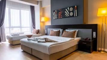 Standard Quadruple Room | Desk, laptop workspace, free WiFi, bed sheets