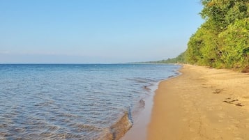 Playa en los alrededores y toallas de playa