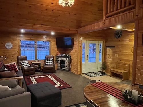 Cozy cottage near snowmobile trail & sandy beach!