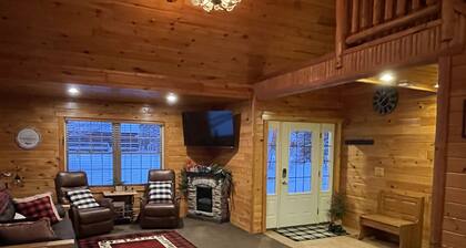 Cozy cottage near snowmobile trail & sandy beach!