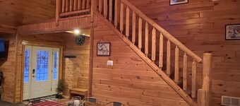 Cozy cottage near snowmobile trail & sandy beach!