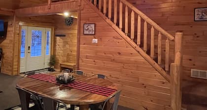 Cozy cottage near snowmobile trail & sandy beach!