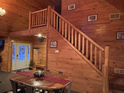 Cozy cottage near snowmobile trail & sandy beach!