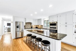 冷蔵庫、電子レンジ、オーブン、コンロ