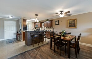 콘도, 침대(여러 개), 온수 욕조 | 전용 주방 | 냉장고, 전자레인지, 오븐, 쿡탑