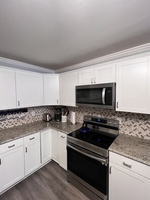 Fridge, microwave, oven, stovetop - Cool and Calm 4bd  4ba close to all amenities in the city,   (Monroe)