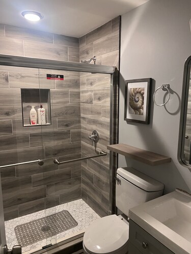 Cool and Calm 4bd  4ba close to all amenities in the city,  