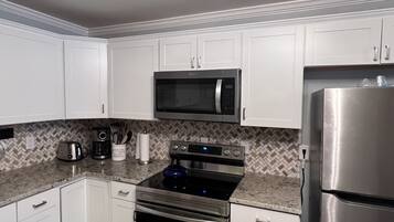 冷蔵庫、電子レンジ、オーブン、コンロ