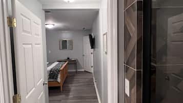 4 室のベッドルーム、デスク、アイロン / アイロン台、WiFi