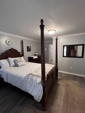 4 bedrooms, desk, iron/ironing board, WiFi - Cool and Calm 4bd  4ba close to all amenities in the city,   (Monroe)