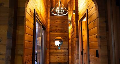 Port Hadlock Luxury Cabin Retreat Awaits You! 5 Bedroom Cabin by RedAwning