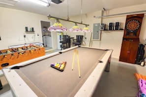 Casa, 4 habitaciones | Cocina privada | Parrilla de estufa, cafetera y tetera, utensilios de cocina y comedor