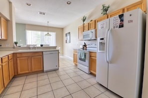 Casa, 4 habitaciones | Cocina privada | Parrilla de estufa, cafetera y tetera, utensilios de cocina y comedor