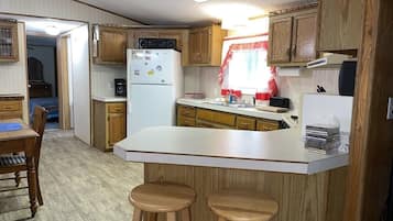 Cafetera/tetera, refrigerador, microondas, placa de cocina
