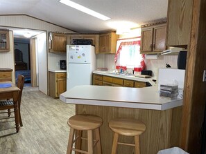 Kjøleskap, mikrobølgeovn, kaffetrakter/tekoker og kjøkkenutstyr