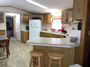 冷蔵庫、電子レンジ、コーヒー / ティーメーカー、調理器具と食器