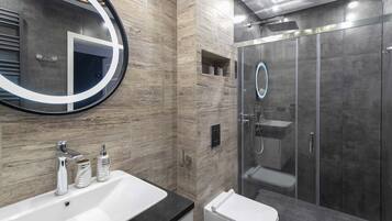Deluxe Apartment | Bathroom | Shower, towels