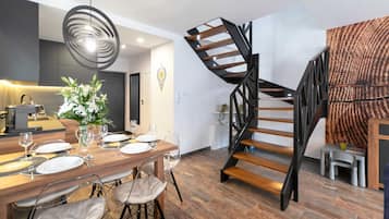 Deluxe-Apartment | Essbereich im Zimmer