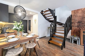 Deluxe-Apartment | Essbereich im Zimmer