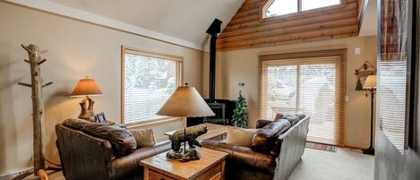 Televisión, chimenea, reproductor de DVD