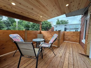 Outdoor dining - Bright, quiet apartment (Montreal)