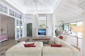 Una Smart TV, un reproductor de DVD, libros, un reproductor estéreo