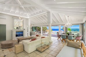 TV connectée, lecteur de DVD, livres, chaîne hi-fi