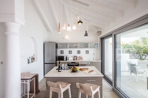Réfrigérateur, four à micro-ondes, un four, surface de cuisson