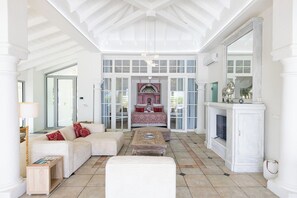 Een smart-tv, een dvd-speler, boeken en een stereo