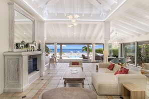 TV connectée, lecteur de DVD, livres, chaîne hi-fi