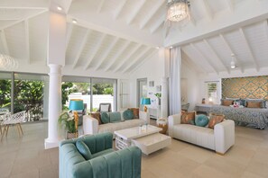 Smart TV, libros y estéreo 