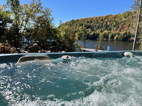 Outdoor spa tub. La Belle Bleue sur le Lac, 4 bedrooms, 2 bathrooms, Spa, indoor and outdoor fireplaces