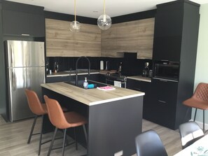Fridge, microwave, oven, stovetop - La Belle Bleue sur le Lac, 4 bedrooms, 2 bathrooms, Spa, indoor and outdoor fireplaces (Ferme-Neuve)