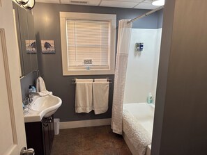 Combined shower/tub, jetted tub, hair dryer, towels - Your home away from home in the Country (Coatsburg)