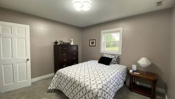 3 bedrooms, desk, WiFi, bed sheets