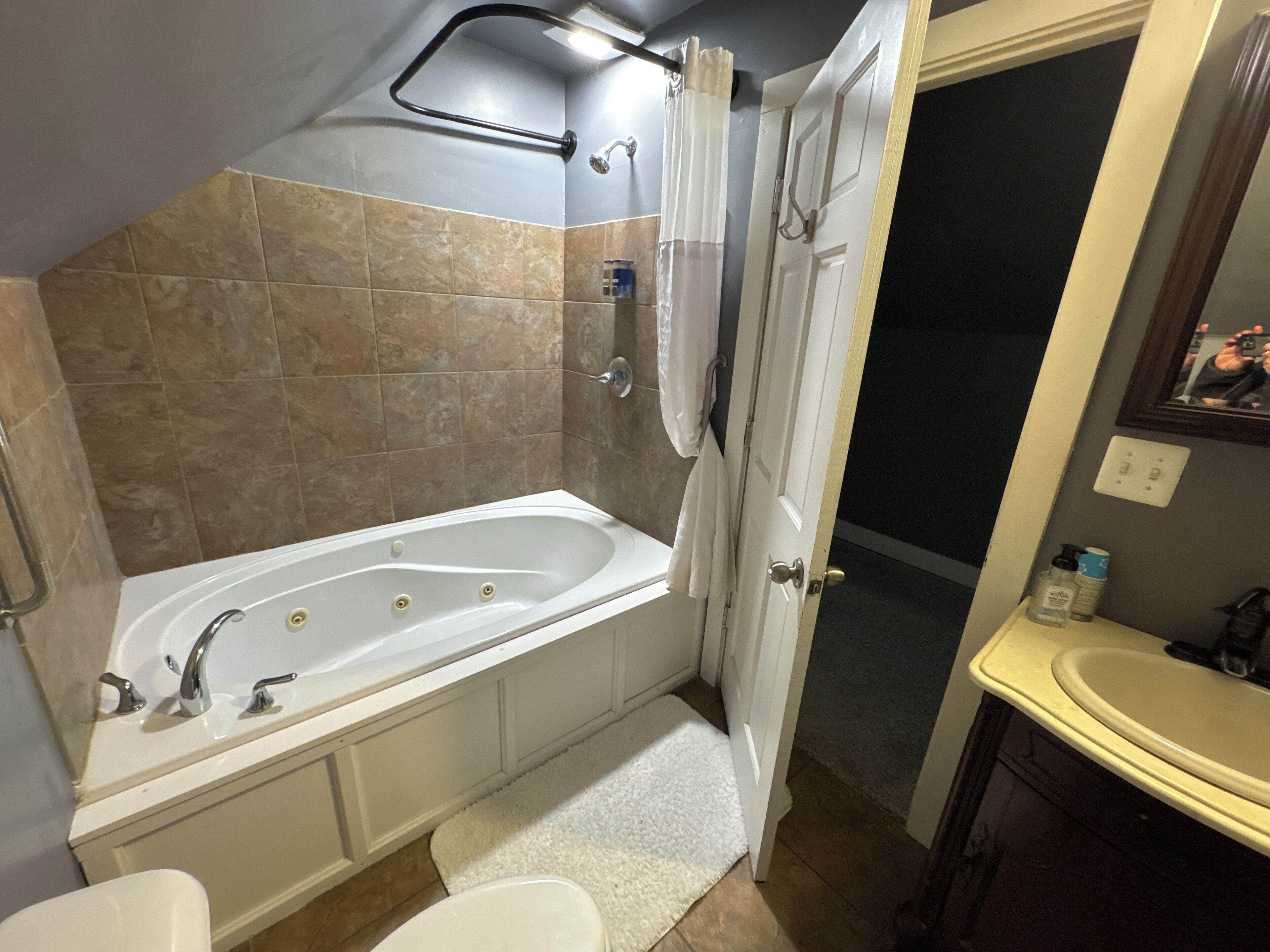 Duschwanne, Whirlpool, Haartrockner, Handtücher