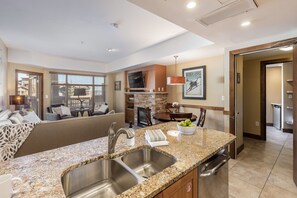 Fridge, microwave, oven, stovetop - Sun Queen Suite (Park City)