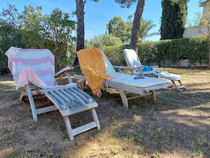 Property grounds - Magnificent wooded villa, ideally located close to the beach. (L'Escala)