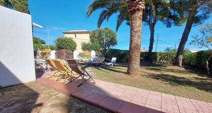 Magnificent wooded villa, ideally located close to the beach.