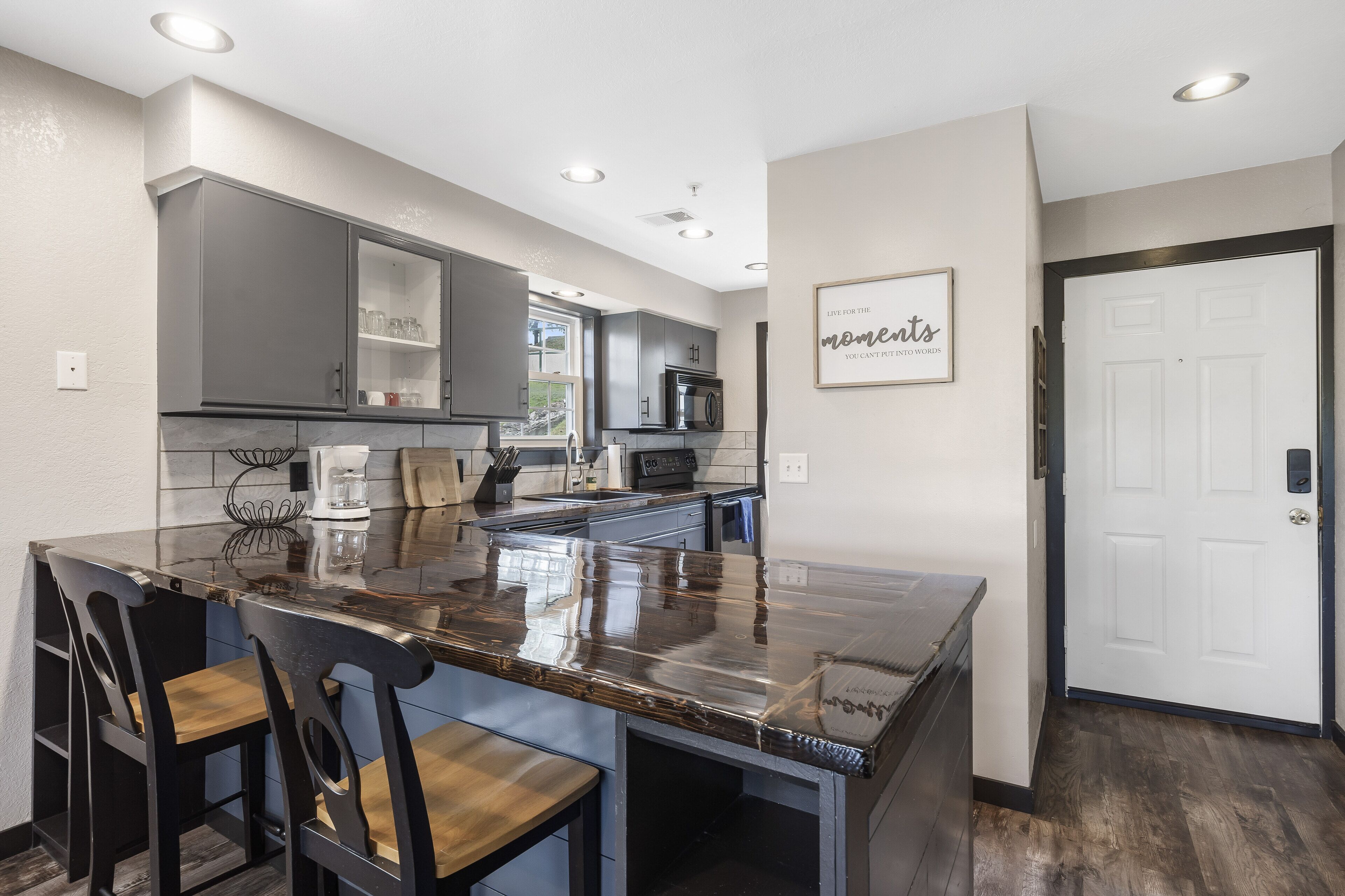 Condo, Multiple Beds, Balcony, Mountain View | Private kitchen | Fridge, microwave, oven, stovetop