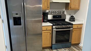 Køleskab, mikrobølgeovn, ovn, kogeplade