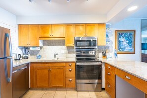 冷蔵庫、電子レンジ、オーブン、コンロ