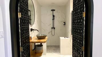 Combined shower/bathtub, jetted bath, hair dryer, towels