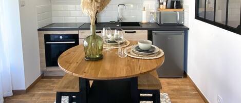 Réfrigérateur, micro-ondes, four, plaque de cuisson