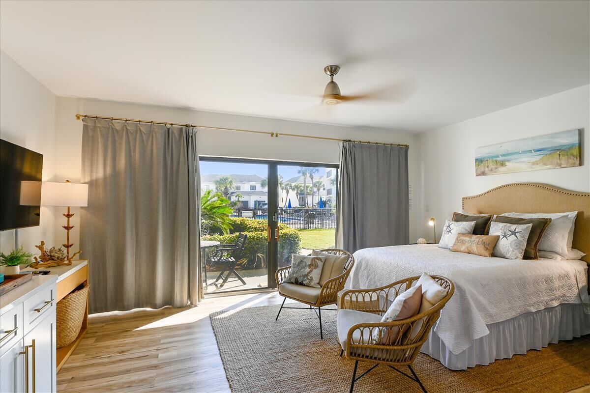 Perfect Pool-Side Studio for 2- Onsite Beach Access 