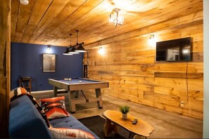 Smart TV, chimenea y libros 