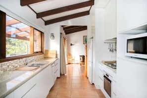 Full-size fridge, microwave, oven, stovetop