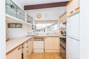 ثلاجة، ميكروويف، فرن، موقد طهي مسطح