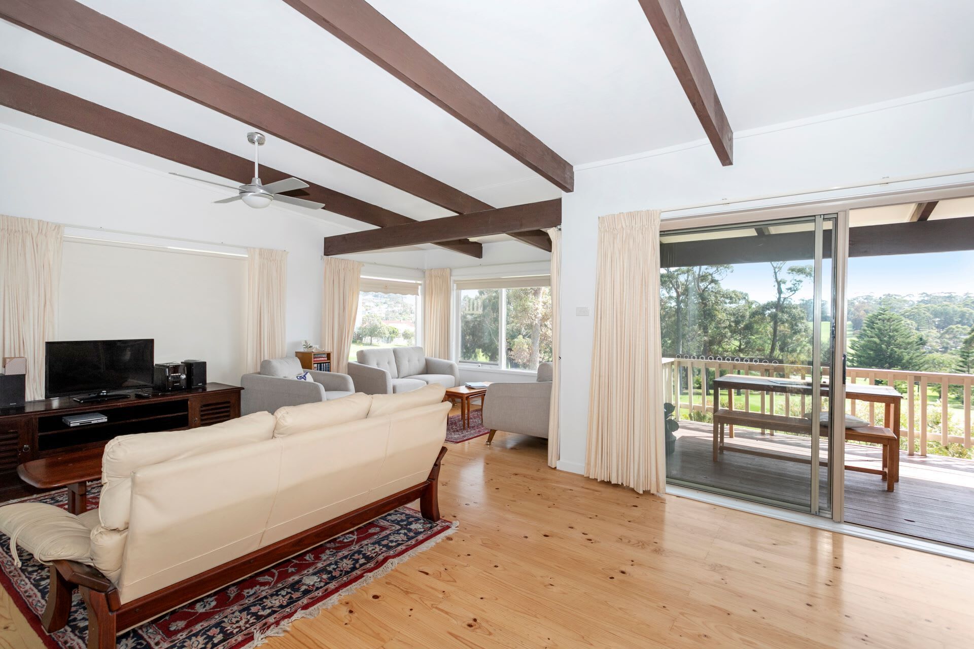 Una televisión, una chimenea, libros